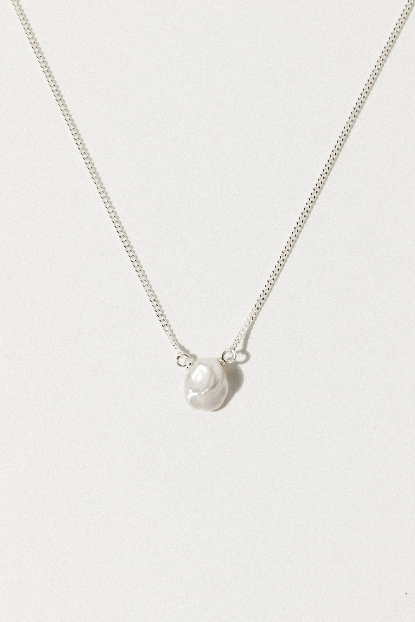 Elegant Faux Pearl Pendant Necklace